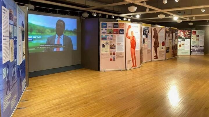 ¡Pleibol! In the Barrios and the Big Leagues / En los barrios y las grandes ligas